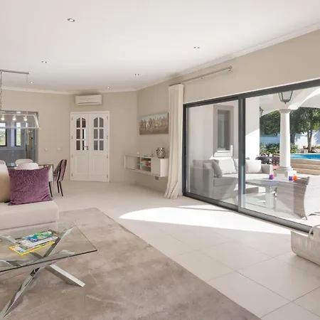 Sleeps 6 Pool Air Con T711329