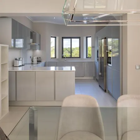 Sleeps 6 Pool Air Con T711329